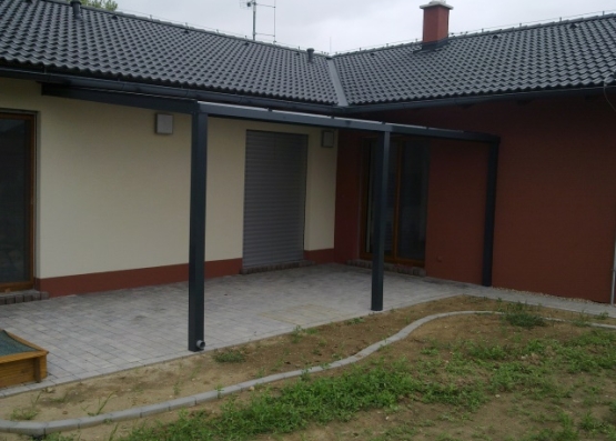 Hliníková pergola překvapí celou rodinu pod stromečkem