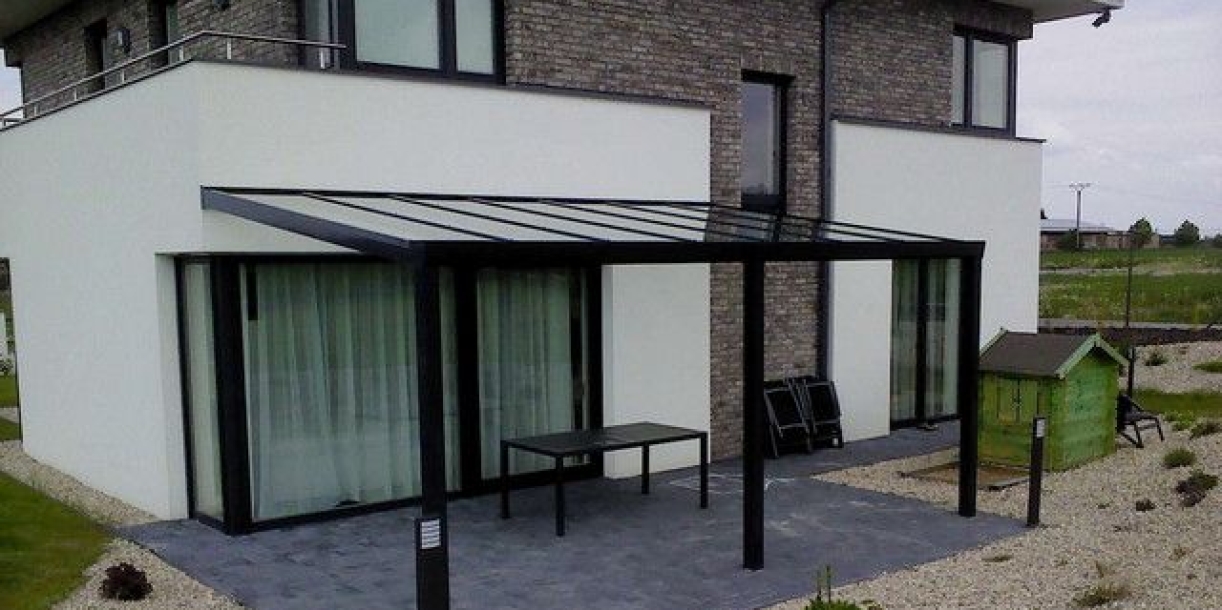 Hliníkové pergoly skvěle zastřeší terasu u nového bytu