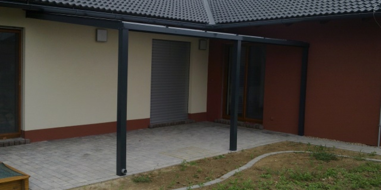 Zahradní party pod novou pergolou