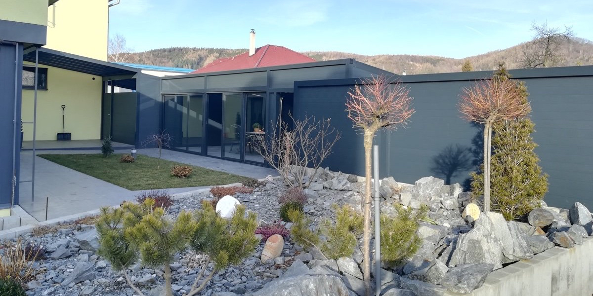 hliníkový plot a pergola