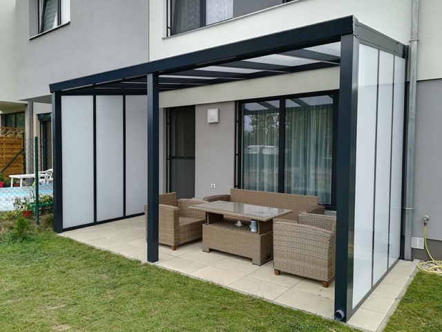 Pergola jako designový prvek fasády: Jak propojit dům a zahradu