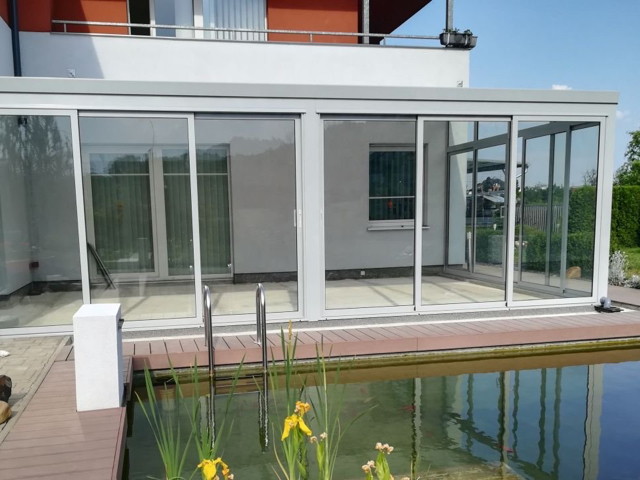 Zasklení posuvné nebo pevné? Výhody a nevýhody různých variant