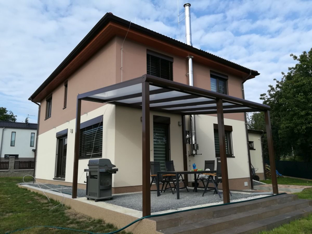 Pergoly bez vrtání do fasády: Možnosti samonosných systémů
